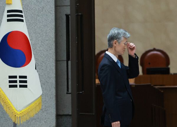 조희대&nbsp;대법원장이 12일 서울 서초구 대법원 중앙홀에서 열린 '2025 대한민국 법원의 날 기념식'에서 시상에 앞서&nbsp;안경을 고쳐 쓰고 있다. [사진=연합뉴스]