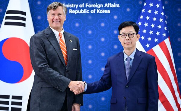 박윤주&nbsp;외교부 1차관과 크리스토퍼 랜도 미국 국무부 부장관이 14일 서울 외교부 청사에서 열린 한미 외교차관 회담에서 악수하고 있다.[사진=외교부 제공. 재판매 및 DB 금지]