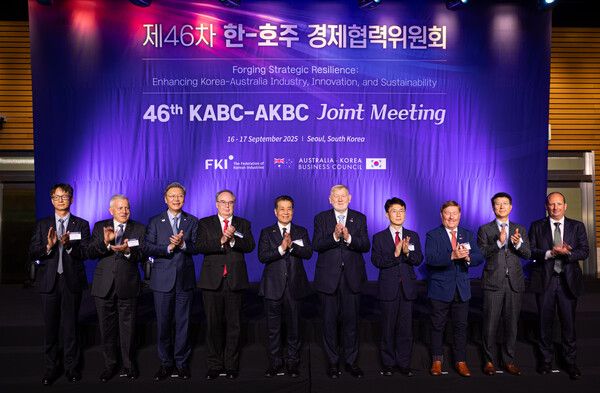 17일 여의도 FKI타워에서 '제46차 한-호주 경제협력위원회 합동회의'가 개최됐다. 사진 왼쪽 세번째 부터 김창범 한경협 부회장, 제프 로빈슨 주한호주대사, 장인화 포스코그룹 회장, 마틴 퍼거슨 AKBC 위원장, 박종원 산업통상자원부 통상차관보 [사진=포스코그룹]