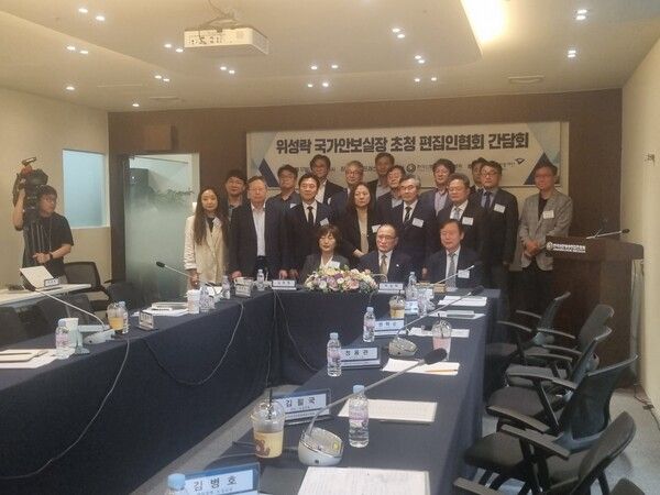 위성락 국가안보실장이 17일 한국프레스센터에서 열린 한국신문방송편집인 간담회에 참석해 기념 촬영을 하고 있다. [사진=김민주 기자]