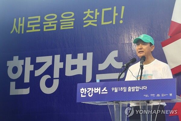 오세훈 서울시장이 17일 한강버스 취항식에서 인사말을 하고 있다&nbsp; 오 시장의 '한강르네상스' 정책인 한강버스는 18일 취항을 시작한다. [사진=연합뉴스]