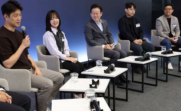 이재명&nbsp;대통령이 17일 경기도 성남시 스타트업 스퀘어에서 열린 청년 스타트업 상상콘서트에서 참석자 발언을 듣고 있다. [사진=연합뉴스]