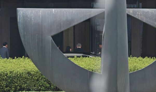 &nbsp;더불어민주당으로부터&nbsp;사퇴&nbsp;압박을 받고 있는&nbsp;조희대&nbsp;대법원장이 16일 서울 서초구 대법원으로 출근하고 있다.이날 대법원 측은 조 대법원장의 등청 취재 여부를 최종 불허했다. [사진=연합뉴스]