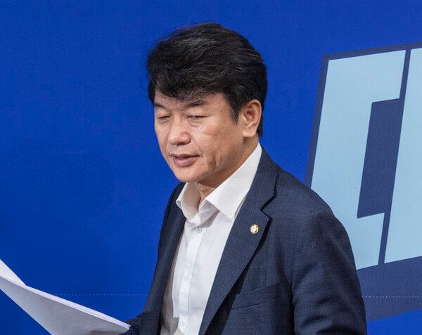 문진석 더불어민주당 원내운영수석부대표는 17일 라디오에 출연해 권성동 국민의힘 의원이 정치자금법 위반 혐의로 구속된 것에 대해 