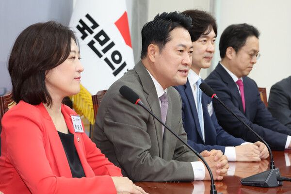 &nbsp;국민의힘 장동혁 대표가 16일 서울 여의도 국회에서 열린 신임&nbsp;대변인단 임명장 수여식에서&nbsp;대변인단을 향해 발언하고 있다. [사진=연합뉴스]