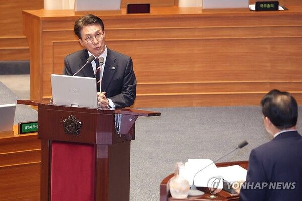 김민석 국무총리가 16일 외교·통일·안보 분야 대정부 질문이 진행된 국회 본회의에서 국민의힘 배준영 의원 질문에 답하고 있다. [사진=연합뉴스]