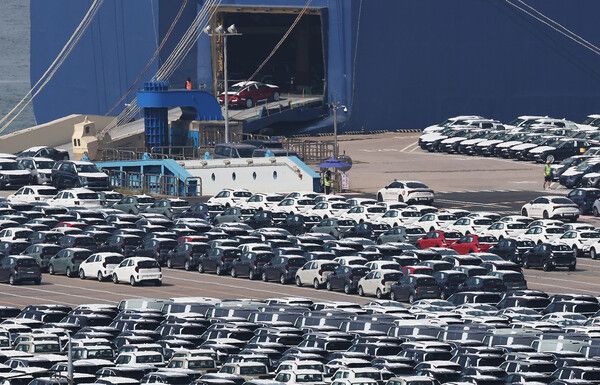 산업통상자원부가 16일 발표한 '2025년 8월&nbsp;자동차&nbsp;산업 동향'에 따르면 지난달 한국의&nbsp;자동차&nbsp;수출액은 작년 8월보다 8.6% 증가한 55억달러로 집계됐다. 이는 역대 8월 최대 실적이다.&nbsp;사진은 16일 경기도 평택항에 수출용&nbsp;자동차가 세워져 있는 모습. [사진=연합뉴스]