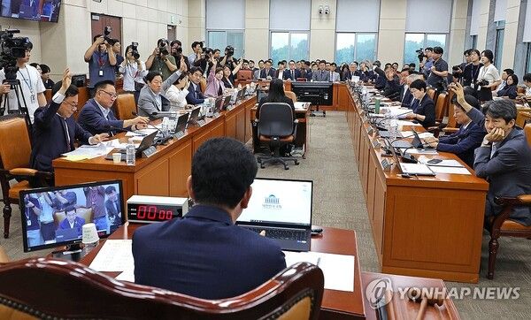 17일 서울 여의도 국회에서 열린 행정안전위원회 전체회의에서 각당 의원들이 상정 안건들에 대한 발언을 요청하며 거수하고 있다. [사진=연합뉴스]