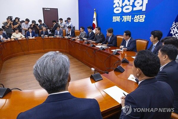 더불어민주당 김병기 원내대표가 18일 국회에서 열린 정책조정회의에서 양평고속도로 노선 변경 의혹과 관련해 발언하고 있다.