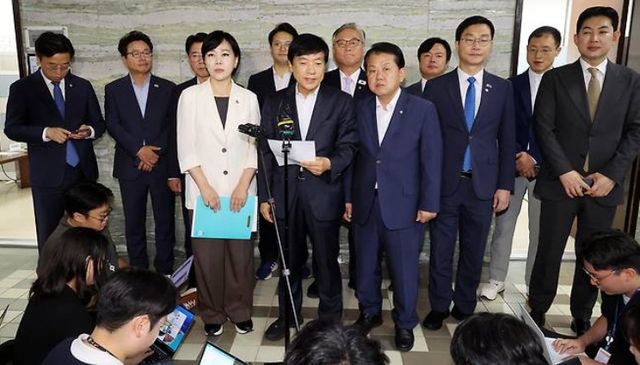 더불어민주당 3대특검 종합대응 특별위원회는 18일 국회 의안과에&nbsp;'윤석열·김건희 등의 국정농단 사건 진상규명을 위한 전담재판부 설치에 관한 법률안'을 제출했다. 전현희 특위 위원장과 위원들이 법안 제출 후 기자들과 만나 브리핑을 하고 있다. [사진=연합뉴스]