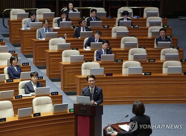 김민석 국무총리가 18일 교육·사회·문화 분야 대정부질문이 열린 국회 본회의장에서 국민의힘 나경원 의원의 질문에 답하고 있다. [사진=연합뉴스]
