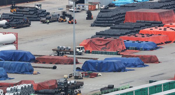 항구에 쌓여있는 철강 제품. 사진은 기사와 직접 관련이 없습니다. [사진=연합뉴스]