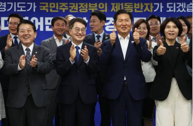 10일 경기도 수원시 경기도청에서 열린 더불어민주당 경기도 예산정책협의회에서 김동연 지사가 정청래 대표와 당지두부들을 만나 경기도 예산에 대해 협의하며 단합을 다지고 있다. [사진=연합뉴스]