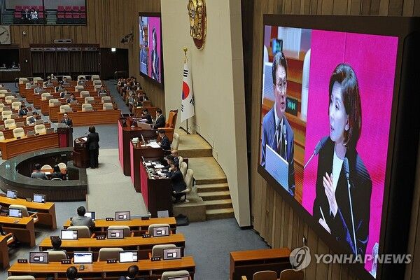 나경원 국민의힘 의원과 김민석 총리가 18일 국회 여의도에서 열린 대정부질문에서 날 선 공방을 주고 받고 있다. [사진=연합뉴스]