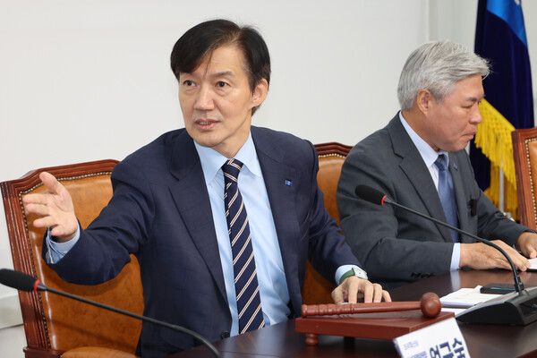 조국혁신당&nbsp;조국&nbsp;비상대책위원장이 18일 서울 여의도 국회에서 비상대책위원회의를 주재하고 있다. [사진=연합뉴스]