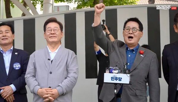 박지원 의원이 이재명 대통령의 후보 시절 대선운동을 돕고 있다. [사진=박지원 의원실 제공]