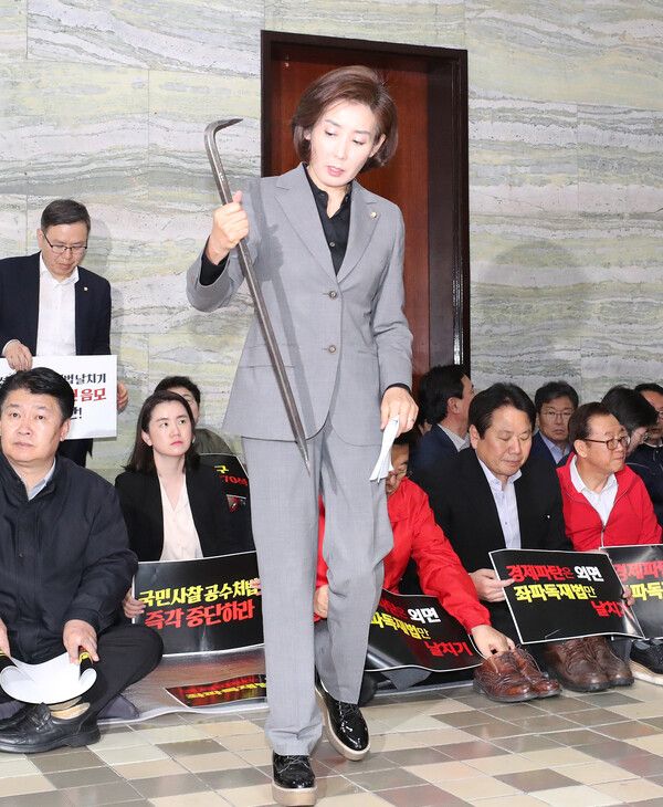 2019년 당시 자유한국당&nbsp;나경원&nbsp;원내대표가 국회 의안과 앞에서 열린 긴급 의원총회에서 노루발못뽑이(일명 '빠루')를 들고나오고 있다.의총 사회를 본 김정재 의원은 