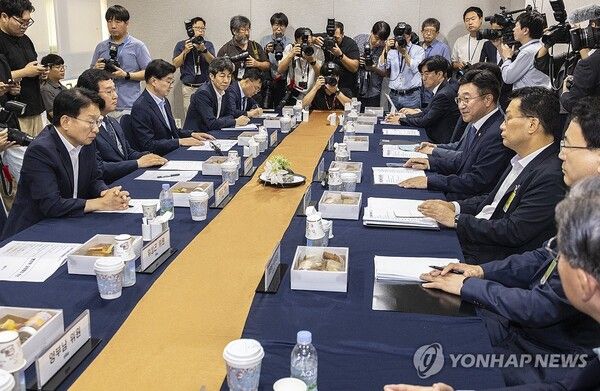 윤호중 행정안전부 장관이 2일 국회에서 열린 국회 행정안전위원회와 가진 당정에서 신정훈 위원장을 비롯한 의원들에게 인사말을 하고 있다. [사진=연합뉴스]