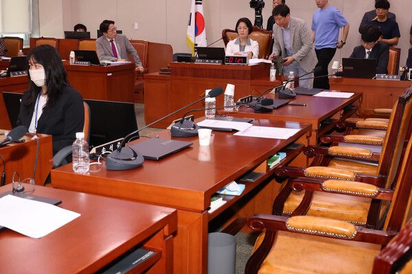 &nbsp;2일 서울 여의도 국회에서 열린 법제사법위원회 전체회의에서 국민의힘 의원들이&nbsp;추미애&nbsp;위원장의 회의 진행 방식에 항의하며 퇴장해 자리가 비어 있다. [사진=연합뉴스]