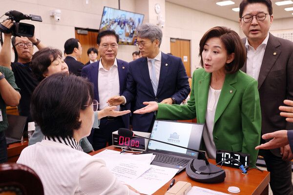 2일 서울 여의도 국회에서 열린 법제사법위원회 전체회의에서 국민의힘&nbsp;나경원&nbsp;의원등이&nbsp;추미애&nbsp;위원장의 회의 진행 방식에 항의하고 있다. [사진=연합뉴스]