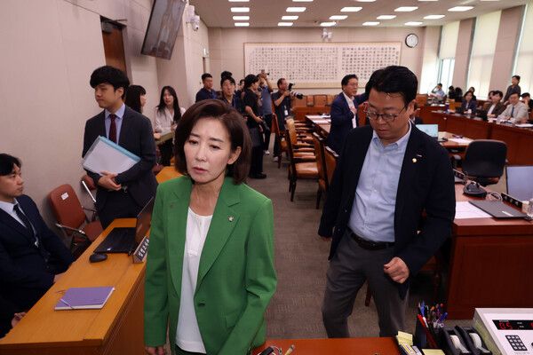 2일 서울 여의도 국회에서 열린 법제사법위원회 전체회의에서 국민의힘&nbsp;나경원&nbsp;의원이&nbsp;추미애&nbsp;위원장의 회의 진행 방식에 항의하며 퇴장하고 있다. [사진=연합뉴스]