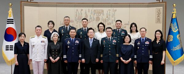 이재명&nbsp;대통령이 2일 서울 용산 대통령실 청사에서 열린 대장 진급·보직 신고 및 삼정검 수치 수여식에서 진영승 합동참모의장 후보자(앞줄 왼쪽 네 번째) 등 대장 진급 장성 및 가족과 기념촬영을 하고 있다. [사진=연합뉴스]