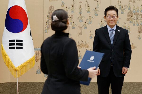 이재명 대통령이 2일 서울 용산 대통령실 청사에서 열린 주한대사&nbsp;신임장&nbsp;제정식에서 안지 샤키라 마르티네스 테헤라 주한 도미니카공화국 대사로부터&nbsp;신임장을 전달받고 있다. [사진=연합뉴스]