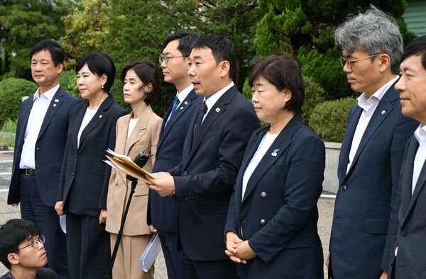 &nbsp;국회 법사위 더불어민주당 김용민 간사가 1일 경기도 의왕시 서울구치소에서 열린 현장검증을 마친 후 브리핑하고 있다. [사진=연합뉴스]