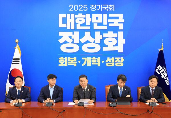 더불어민주당 김병기 원내대표가 2일 서울 여의도 국회 원내대표실에서 열린 2025 정기국회 기자간담회에서 발언하고 있다. [사진=연합뉴스]