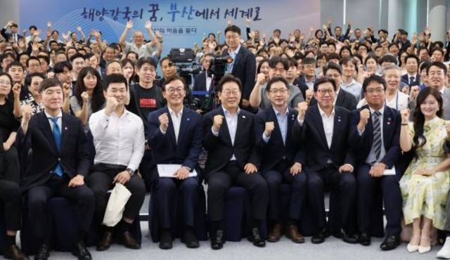 이재명 대통령이 지난 7월25일 참석한 부산 타운홀 미팅에 전재수 해양수산부 장관과 박형준 부산시장이 함께 참석했다. [사진=연합뉴스]