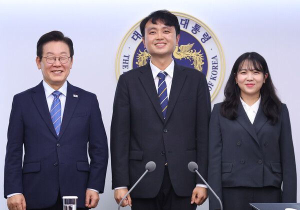 이재명&nbsp;대통령이 18일 서울 용산 대통령실에서 청년담당관에게 임명장을 수여한 뒤 기념촬영을 하고 있다.&nbsp;왼쪽부터 이 대통령, 이주형 청년담당관, 최지원 청년담당관. [사진=연합뉴스]