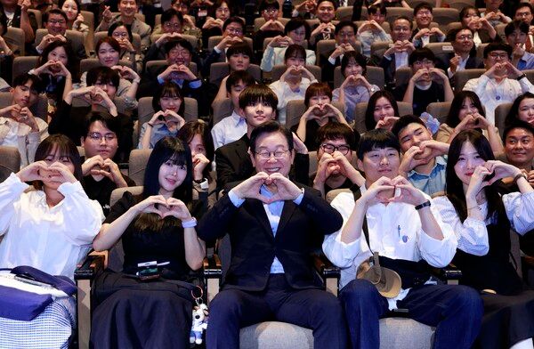 이재명&nbsp;대통령이 19일 서울 마포구 구름아래 소극장에서 열린 2030 청년 소통·공감 토크콘서트에서 참석자들과 기념촬영을 하고 있다. [사진=연합뉴스]