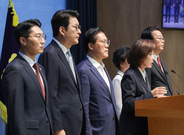 국민의힘&nbsp;국회 법사위 소속 나경원 의원과 위원들이 19일 국회에서 법사위 관련 기자회견을 하고 있다. [사진=연합뉴스]