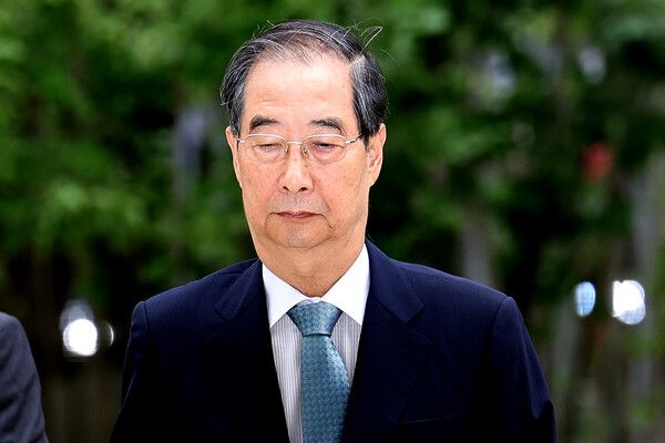 서희건설 관련 금품수수 및 인사청탁 의혹을 받는&nbsp;한덕수&nbsp;전 국무총리가 9일 서울 종로구 KT광화문빌딩에 마련된 김건희 여사 관련 의혹을 수사하는 민중기 특별검사팀 사무실에 출석하고 있다. [사진=연합뉴스]