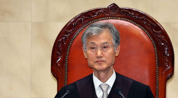 조희대&nbsp;대법원장이 18일 서울 서초구 대법원에서 열린 전원합의체에서 방청객석을 바라보고 있다. [사진=연합뉴스]