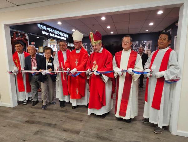 13일 한국의 유흥식 추기경(교황청 성직자부장관)과 뉴왁대교구 교구장 조셉 토빈 추기경이 공동집전하는 희년 감사 미사가 뉴왁대교구 주교좌성당에서 봉헌됐다. 사진은 강론하는 유흥식 추기경(오른쪽)[사진 제공 = 뉴욕일보]