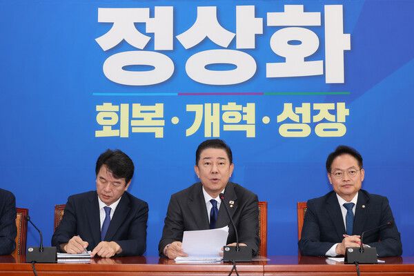 더불어민주당&nbsp;김병기&nbsp;원내대표가 21일 서울 여의도 국회에서 취임 100일 기자간담회를 하고 있다. [사진=연합뉴스]