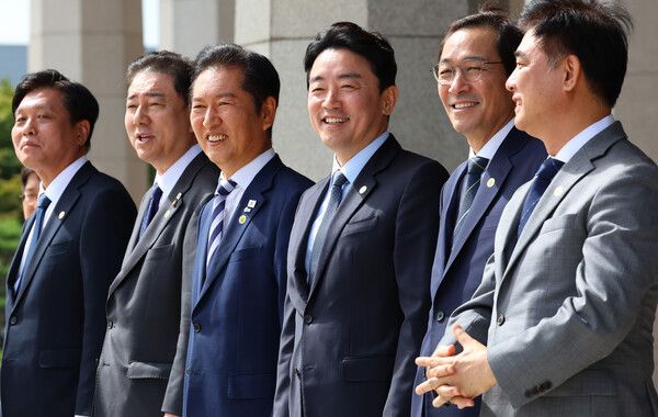 더불어민주당 조승래 사무총장(왼쪽부터), 김병기 원내대표, 정청래 대표,&nbsp;강훈식&nbsp;비서실장, 우상호 정무수석, 김병욱 정무비서관이 22일 성남 서울공항에서 유엔총회 참석차 출국하는 이재명 대통령과 김혜경 여사가 탑승한 공군 1호기의 이륙을 기다리며 이야기를 나누고 있다. [사진=연합뉴스]