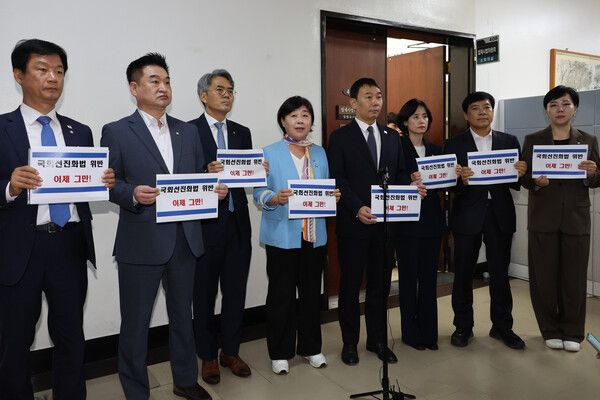 더불어민주당 서영교 의원 등 국민의힘을 제외한 법제사법위원회 위원들이 22일 서울 여의도 국회에서 법사위 검찰개혁 청문회 파행에 대해 국민의힘 위원들을 탓하며 국회 선진화법을 준수할 것을 요구하고 있다. [사진=연합뉴스]