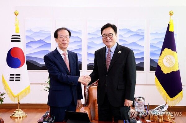 우원식 국회의장이 22일 서울 여의도 국회 집무실에서 이석연 국민통합위원회 위원장을 접견하고 있다. [사진=연합뉴스]