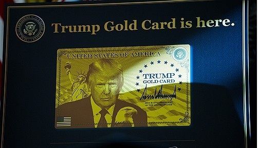 미국 백악관의 대통령 집무실에 걸려 있는 '트럼프 골드 카드' [사진-연합뉴스]