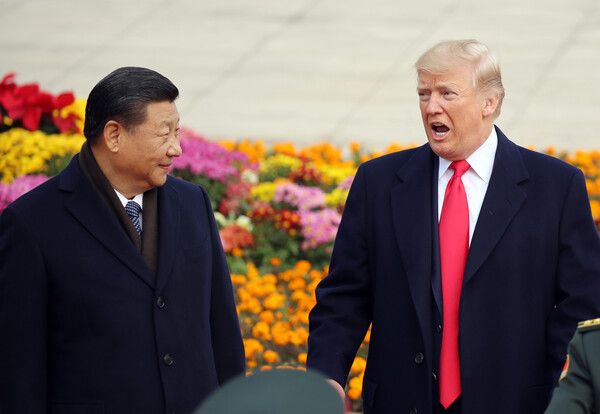 2017년 11월 9일 오전 중국 베이징 인민대회당에서 열린 도널드&nbsp;트럼프&nbsp;미국 대통령 방중 환영행사에서&nbsp;시진핑&nbsp;중국 국가주석과&nbsp;트럼프&nbsp;대통령이 대화를 나누고 있다. [사진=연합뉴스]