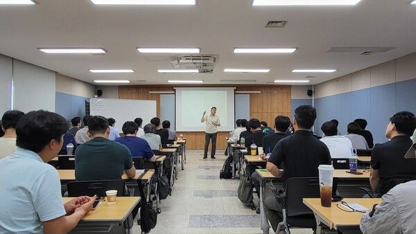 협력사 안전관리자들이 전문화교육을 경청하고 있다 [사진=(주)한화 건설부문]
