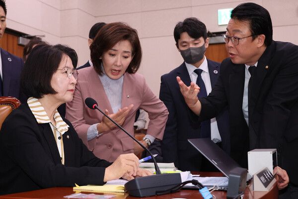 &nbsp;22일 서울 여의도 국회 법제사법위원회에서 열린 '건진법사 관봉권 띠지' 분실 관련 검찰개혁 입법청문회에서 국민의힘 나경원 의원이 더불어민주당 소속 추미애 위원장의 질서유지권 발동에 항의하고 있다. [사진=연합뉴스]