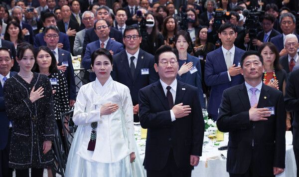 유엔총회 참석차 미국을 방문한 이재명 대통령이 22일(현지시간) 뉴욕의 한 호텔에서 열린&nbsp;동포간담회에서 참석자들과 함께 국기에 경례하고 있다. [사진=연합뉴스]