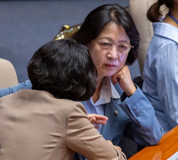 국회 법제사법위원장인 더불어민주당&nbsp;추미애&nbsp;의원 17일 국회 본회의장에서 열린 경제에 관한 대정부 질문에 참석해 서미화 의원과 대화하고 있다. [사진=연합뉴스]