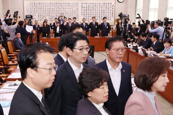 &nbsp;22일 국회 법제사법위원회에서 열린 '건진법사 관봉권 띠지' 분실 관련 검찰개혁 입법청문회에서 증인들이 선서하고 있다.&nbsp;선서가 진행되는 동안 국민의힘 의원들은 추미애 위원장의 질서유지권 발동에 대해 항의하고 있다. [사진=연합뉴스]
