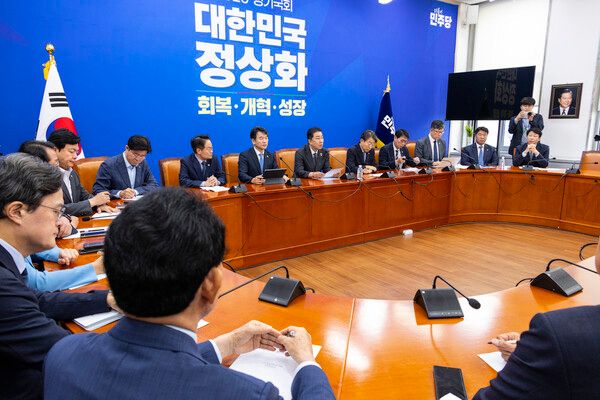 더불어민주당&nbsp;김병기 원내대표가 23일 국회에서 열린 원내대책회의에서 정기국회 내 쟁점법안 처리 의지를 밝히고 있다. [사진=연합뉴스]