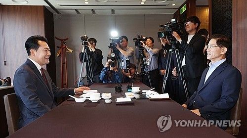 김문수 전 국민의힘 당대표 후보와 장동혁 국민의힘 당대표가 23일 서울 여의도 한 중식당에서 오찬을 가졌다. [사진=연합뉴스]