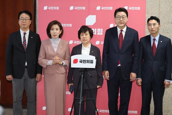 &nbsp;국민의힘&nbsp;소속 법제사법위원들이 22일 서울 여의도 국회에서&nbsp;추미애&nbsp;법사위원장의 질서유지권 발동에 대해 비판하는 기자회견을 하고 있다.&nbsp;왼쪽부터 곽규택·나경원·조배숙·신동욱·박준태 의원. [사진=연합뉴스]